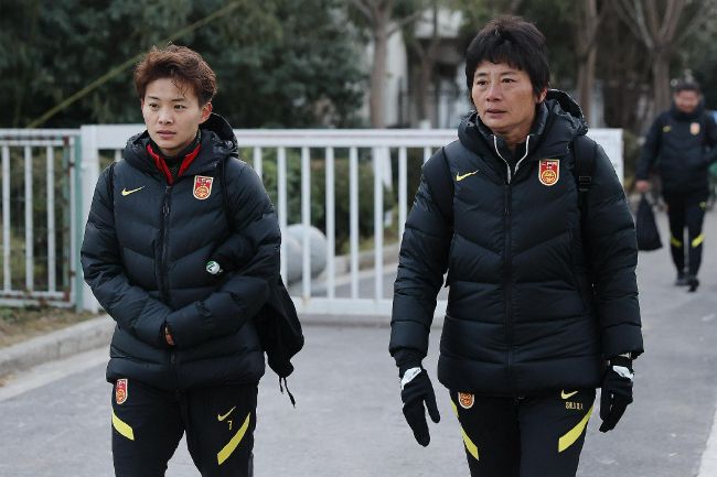 当晚，;父女组一同在发布会上登台